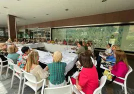 Encuentro de Ballesta y candidatas del PP con representantes de centros de la mujer, este viernes.