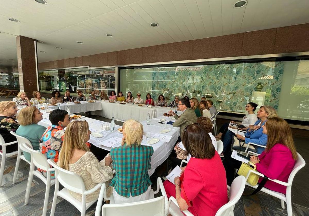 Encuentro de Ballesta y candidatas del PP con representantes de centros de la mujer, este viernes.