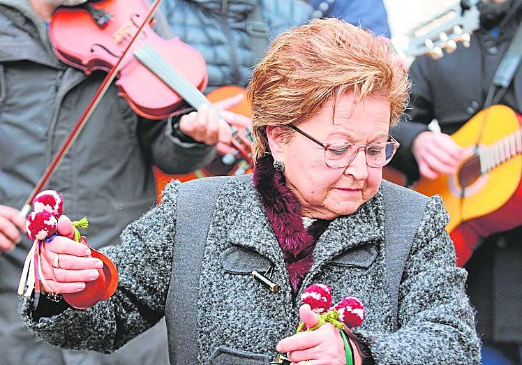 Imagen principal - Arriba, Salvadora Matallana al baile con las postizas en Cehegín. A la izquierda, colección de cedés de los investigadores. A la derecha, uno de los códigos para acceder a los documentos sonoros. 