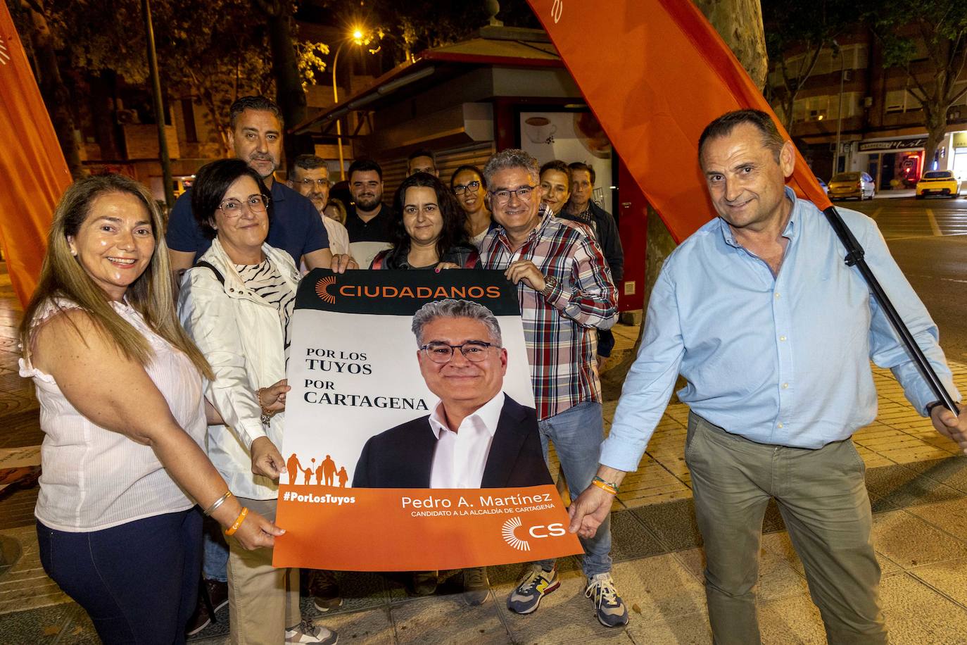 El candidato de Ciudadanos en Cartagena, Pedro A. Martínez, durante la pegada de carteles. 