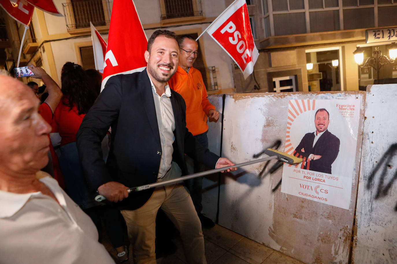El candidato de Ciudadanos en Lorca, Francisco Morales, durante la pegada de carteles. 