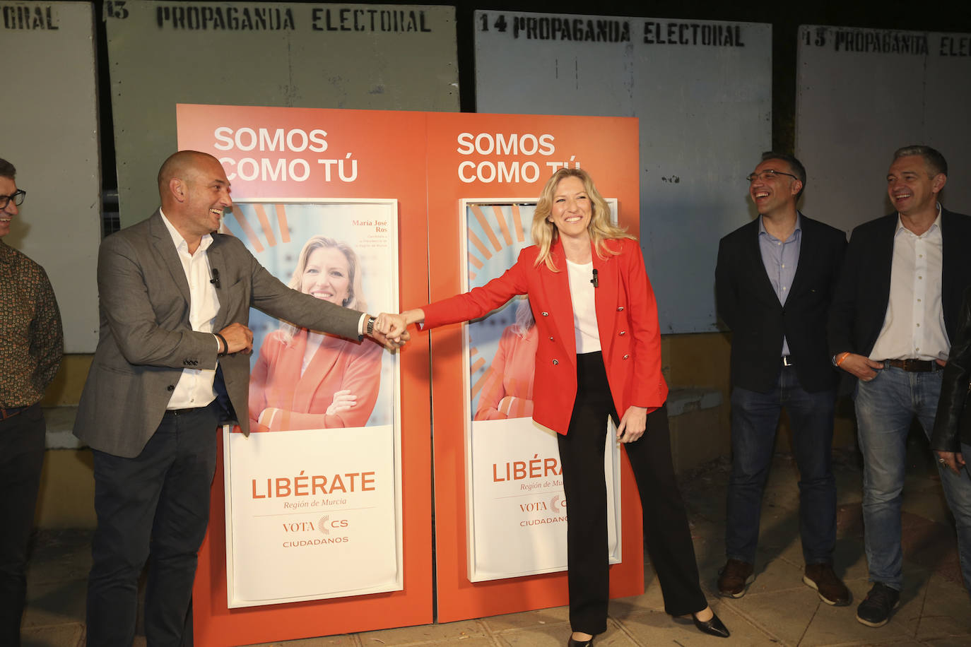 La candidata de Ciudadanos a la presidencia de la Región de Murcia, María José Ros, y el candidato por CS a la alcaldía de Murcia, Pedro García Rex, durante la pegada de carteles en Murcia. 