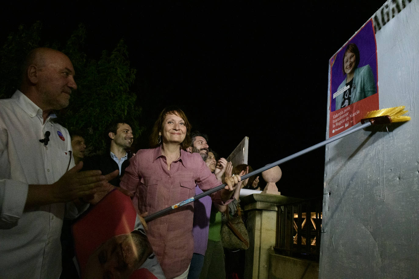 María Marín, aspirante de Podemos a la presidencia de la Comunidad, durante la pegada de carteles.