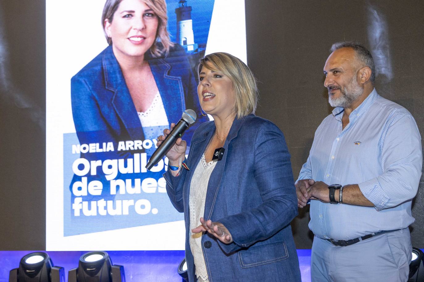 Noelia Arroyo, candidata por el PP en Cartagena, durante la pegada de Carteles. 