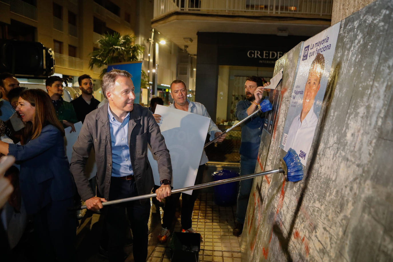 Fulgencio Gil, candidato del PP en Lorca, durante la pegada de carteles. 