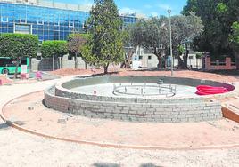 La fuente de la plaza, en plenas obras de rehabilitación, ayer por la mañana.