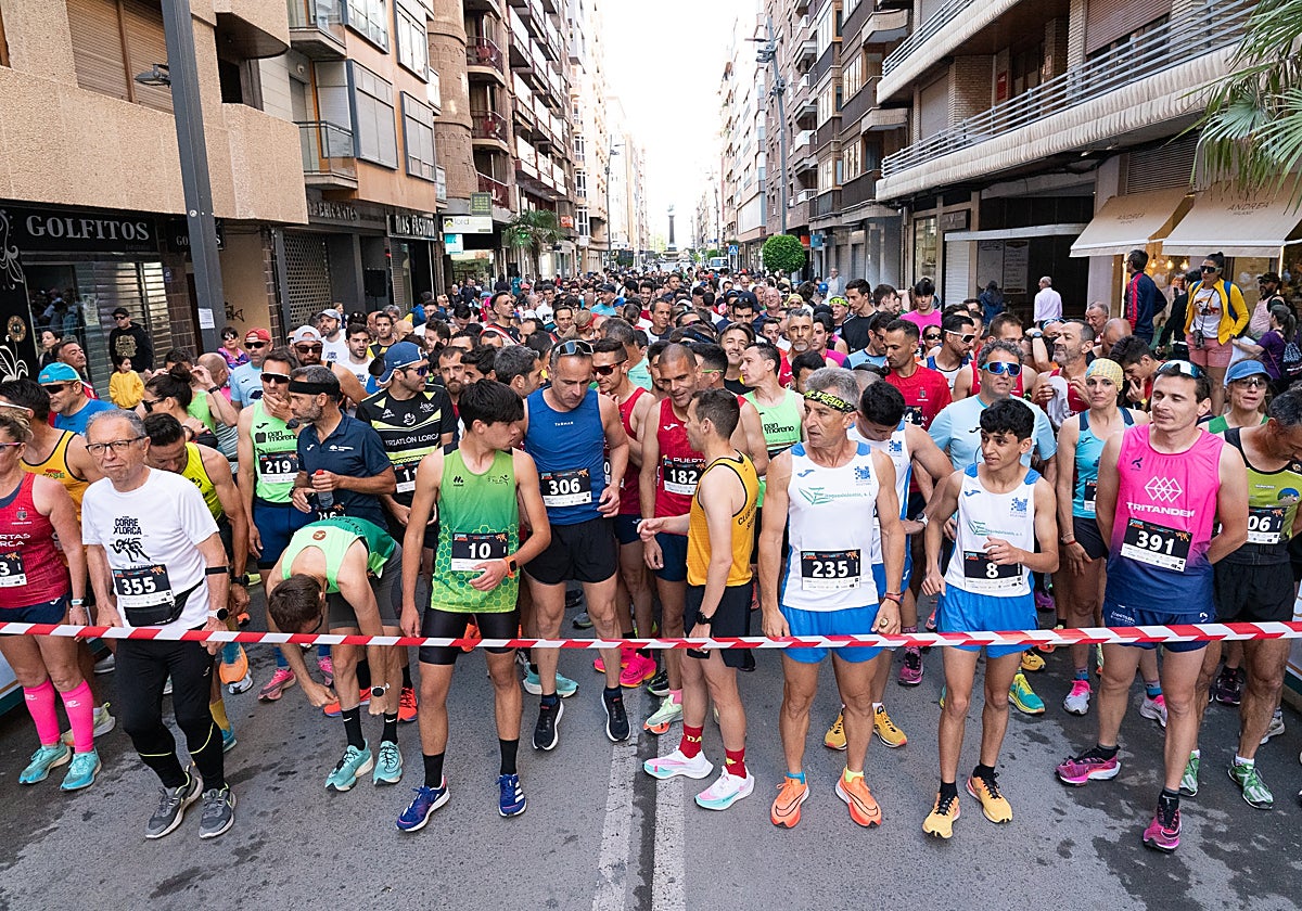 Los corredores antes de tomar la salida del 'Corre por Lorca'.