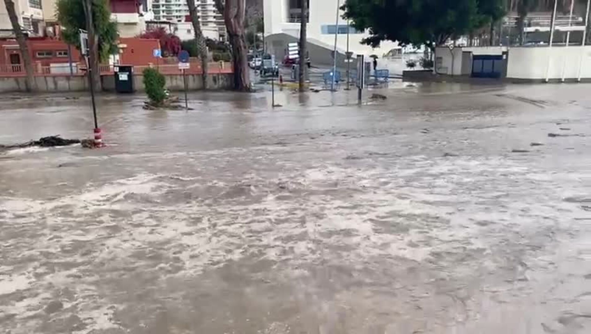 Las fuertes precipitaciones convierten las calles en ríos en Águilas | La  Verdad