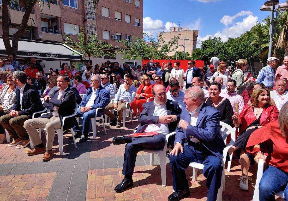 José Vélez, este sábado, en un acto en Murcia junto a Iceta, José Antonio Serrano y pedáneos del PSOE.