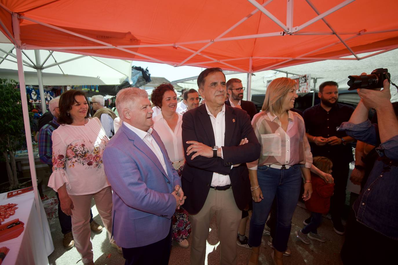 La visita de Vélez y Serrano al mercado dominical de El Raal, en imágenes