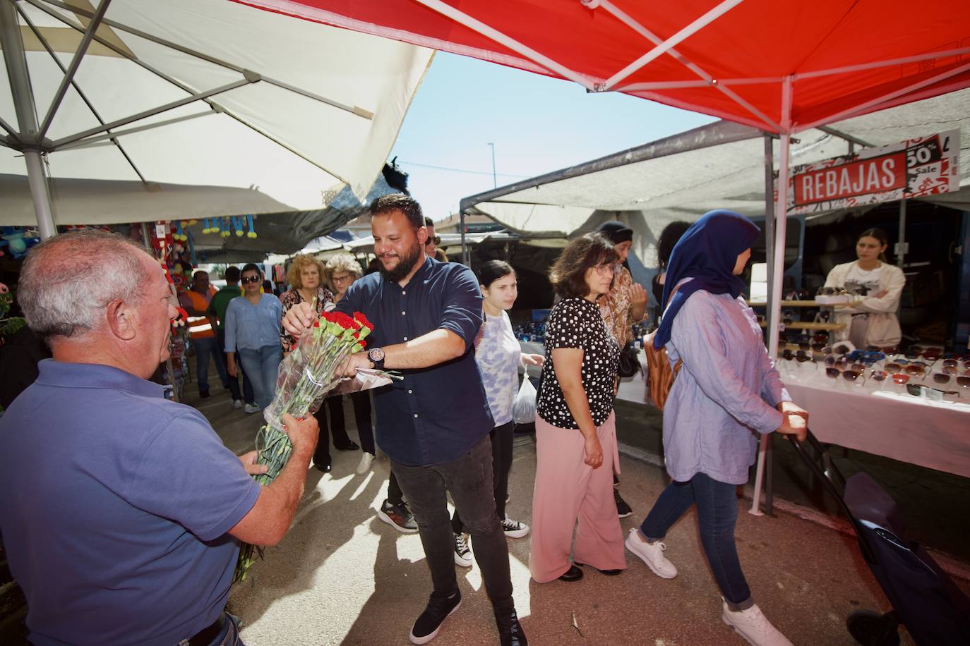 La visita de Vélez y Serrano al mercado dominical de El Raal, en imágenes