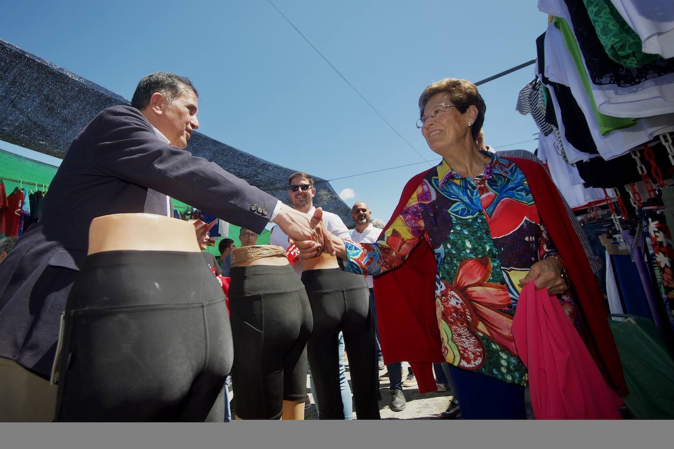 La visita de Vélez y Serrano al mercado dominical de El Raal, en imágenes