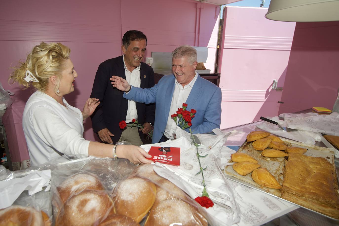 La visita de Vélez y Serrano al mercado dominical de El Raal, en imágenes