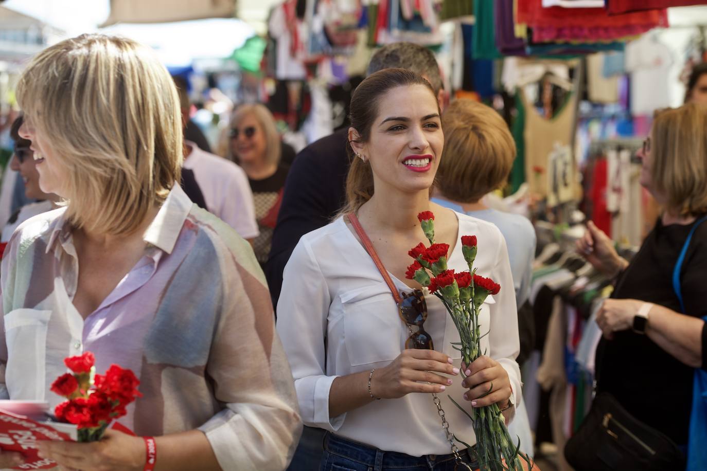 La visita de Vélez y Serrano al mercado dominical de El Raal, en imágenes