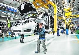 Cadena de montaje de furgonetas eléctricas en una factoría vitoriana.