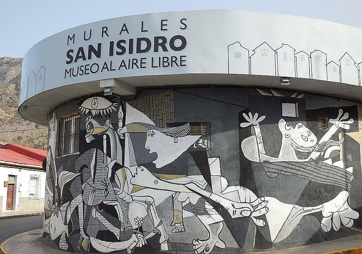 Guernica que preside el acceso a los Murales de San Isidro.