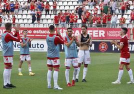 Los jugadores del Real Murcia agradecen el apoyo de la afición, tras el empate ante el Castellón.