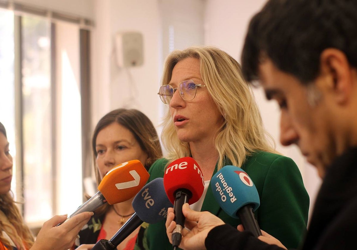 María José Ros, este martes tras reunirse con la Asociación de Padres Separados.