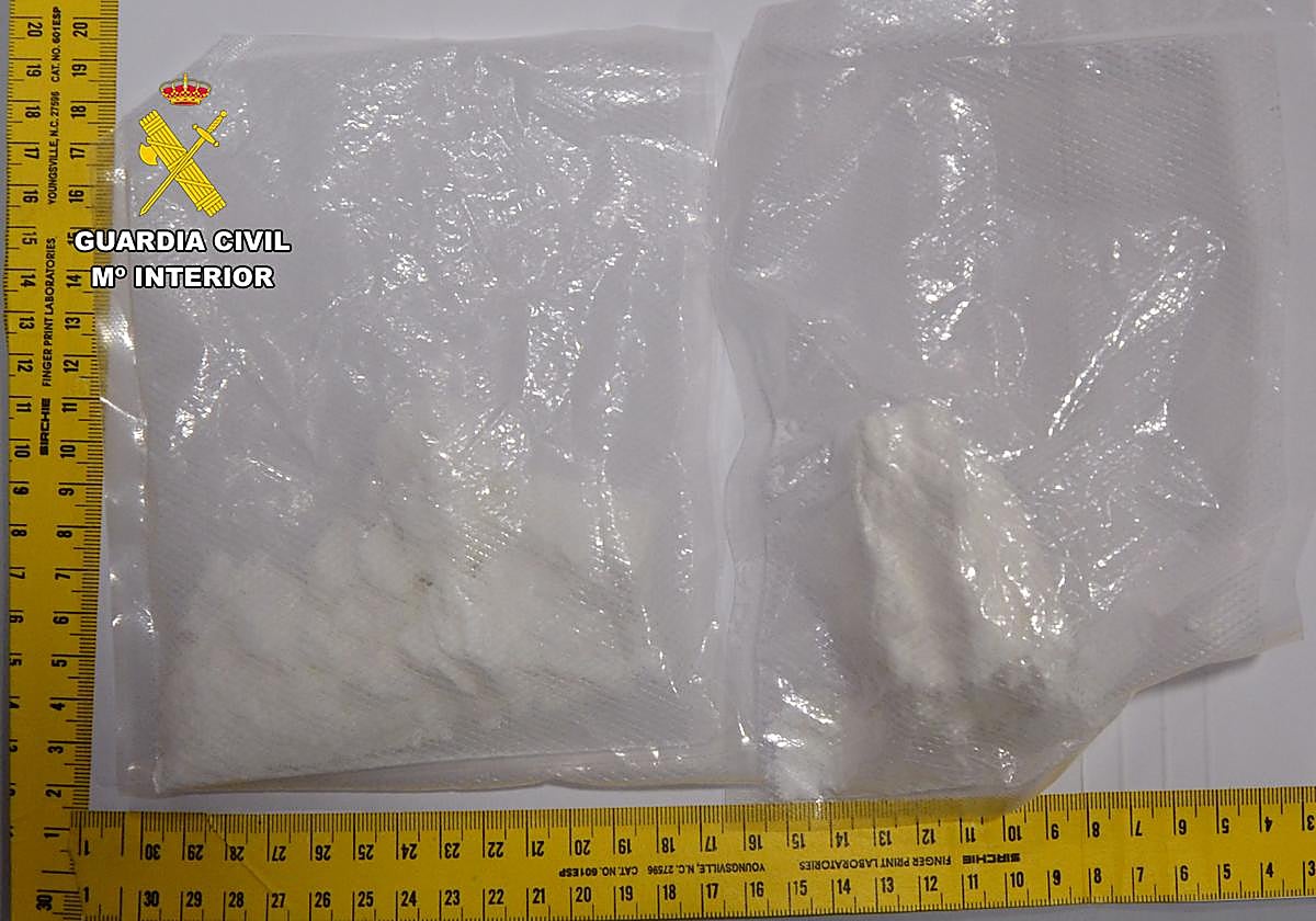 Dosis de cocaína incautadas por la Guardia Civil.