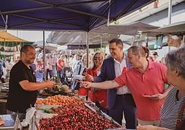 José Antonio Serrano (3d), este martes, en el mercado de El Palmar.
