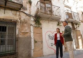 Fulgencio Gil y Rosa Medina, junto a una casa en ruina de la calle Cava donde el PP propone construir pisos para jóvenes.