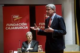 José Luis García Delgado en el Aula de Cultura de LA VERDAD