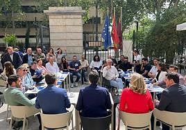 Reunión de Ballesta con representantes de la cultura de Murcia, este miércoles.