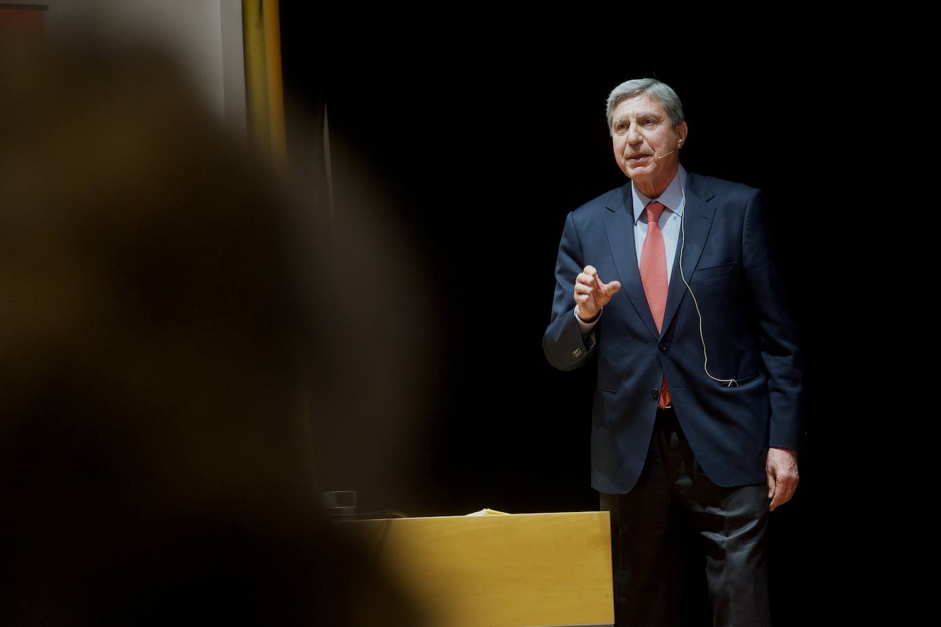 José Luis García Delgado en el Aula de Cultura de LA VERDAD