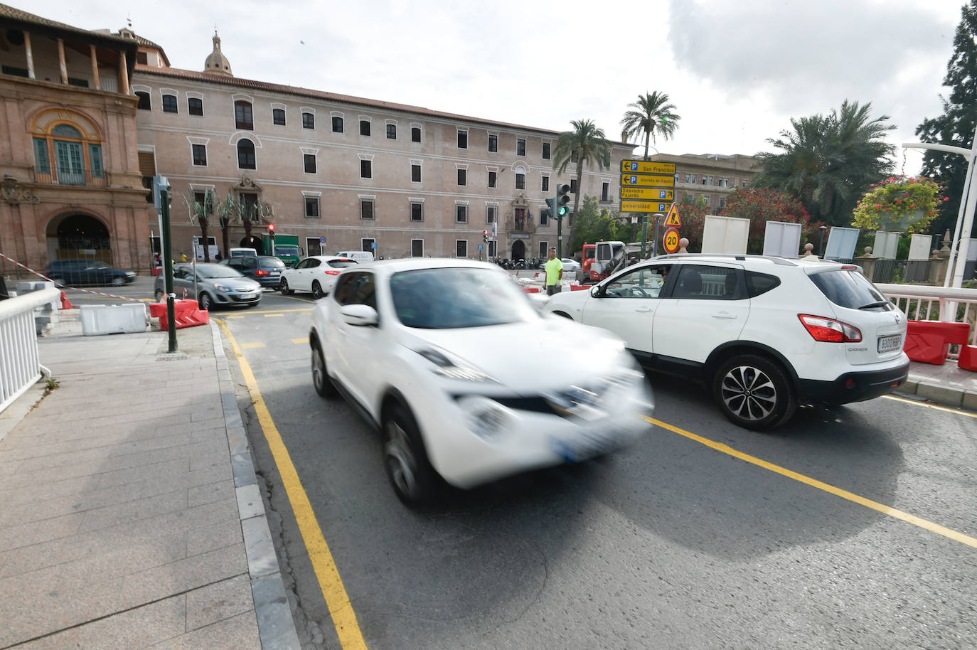 El primer día del Puente Viejo de Murcia cerrado, en imágenes