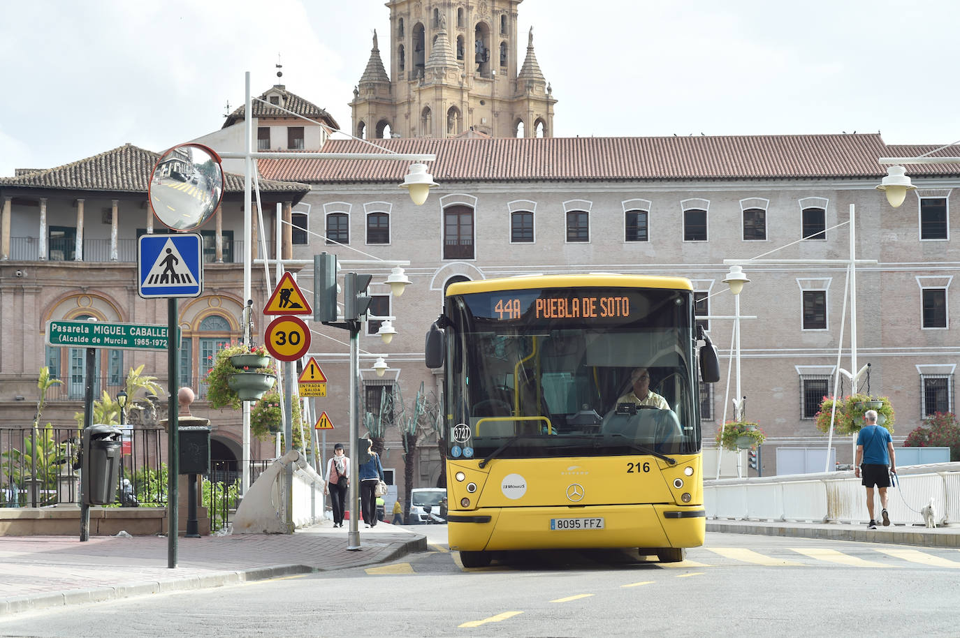 El primer día del Puente Viejo de Murcia cerrado, en imágenes