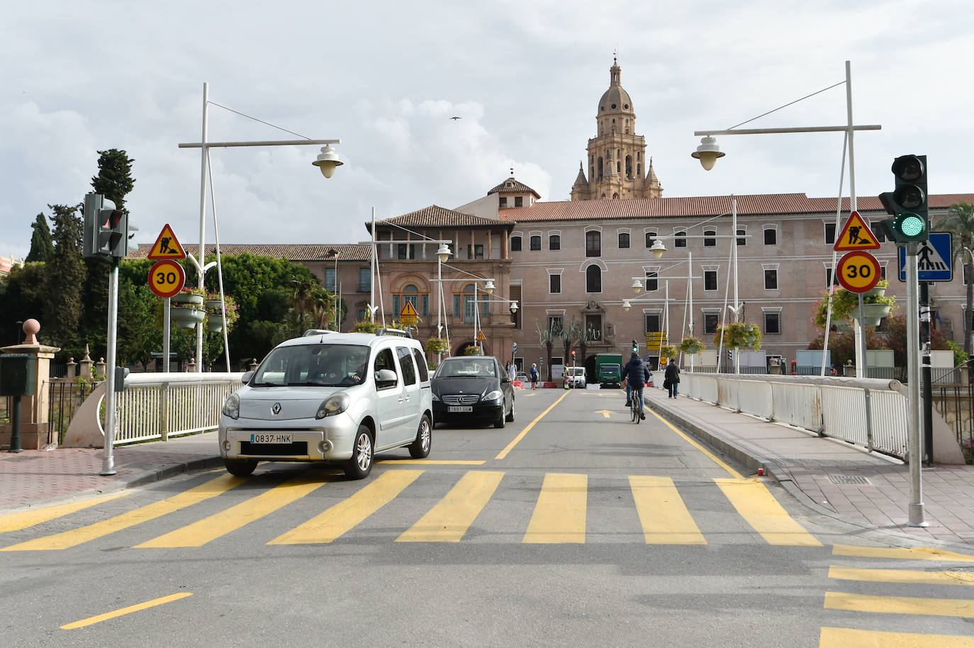 El primer día del Puente Viejo de Murcia cerrado, en imágenes