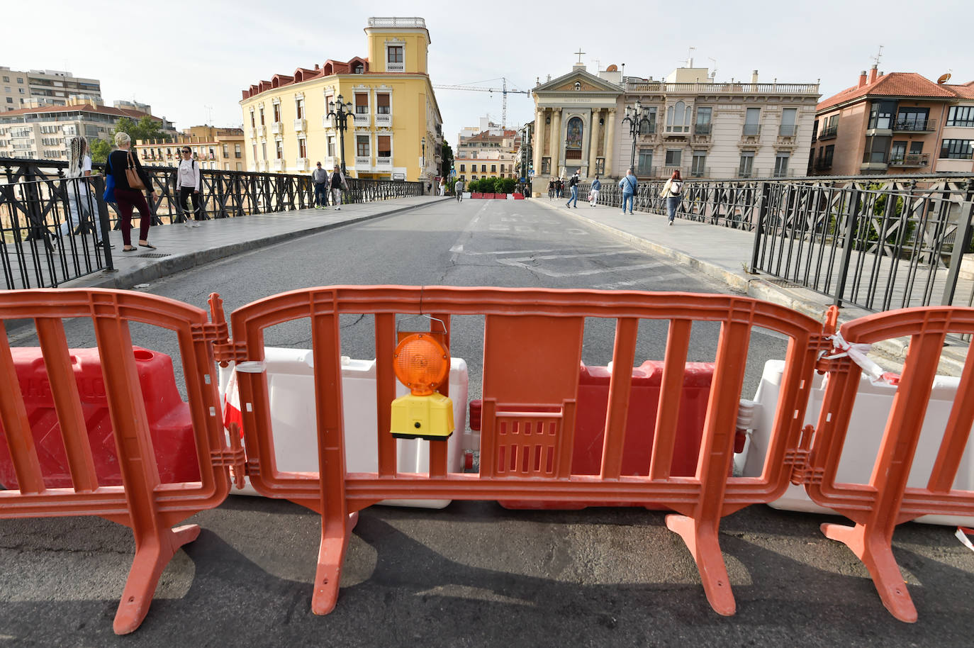 El primer día del Puente Viejo de Murcia cerrado, en imágenes
