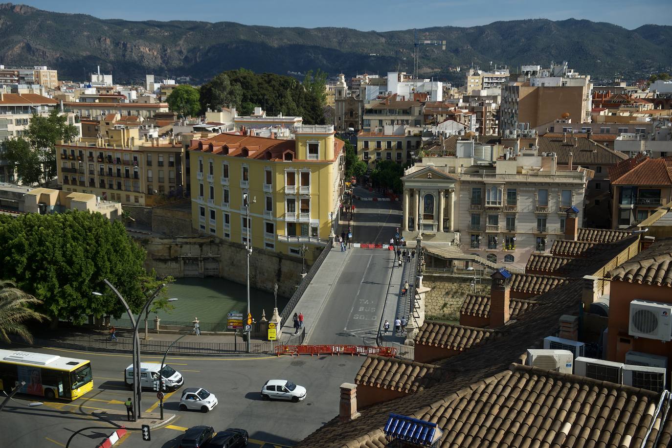 El primer día del Puente Viejo de Murcia cerrado, en imágenes