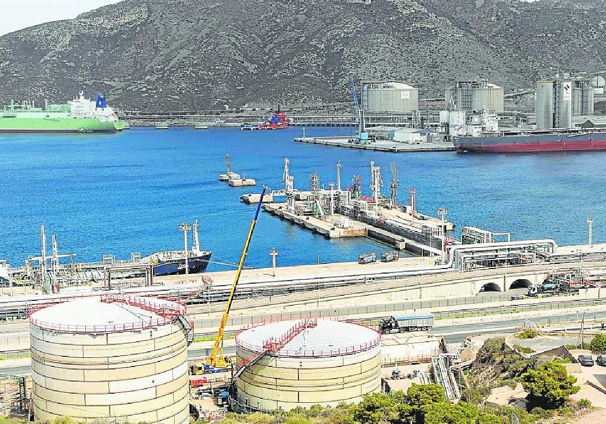 Dársena de Escombreras, en una foto de hace unos días, con tres buques realizando operaciones de carga y descarga.