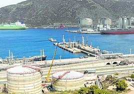 Dársena de Escombreras, en una foto de hace unos días, con tres buques realizando operaciones de carga y descarga.