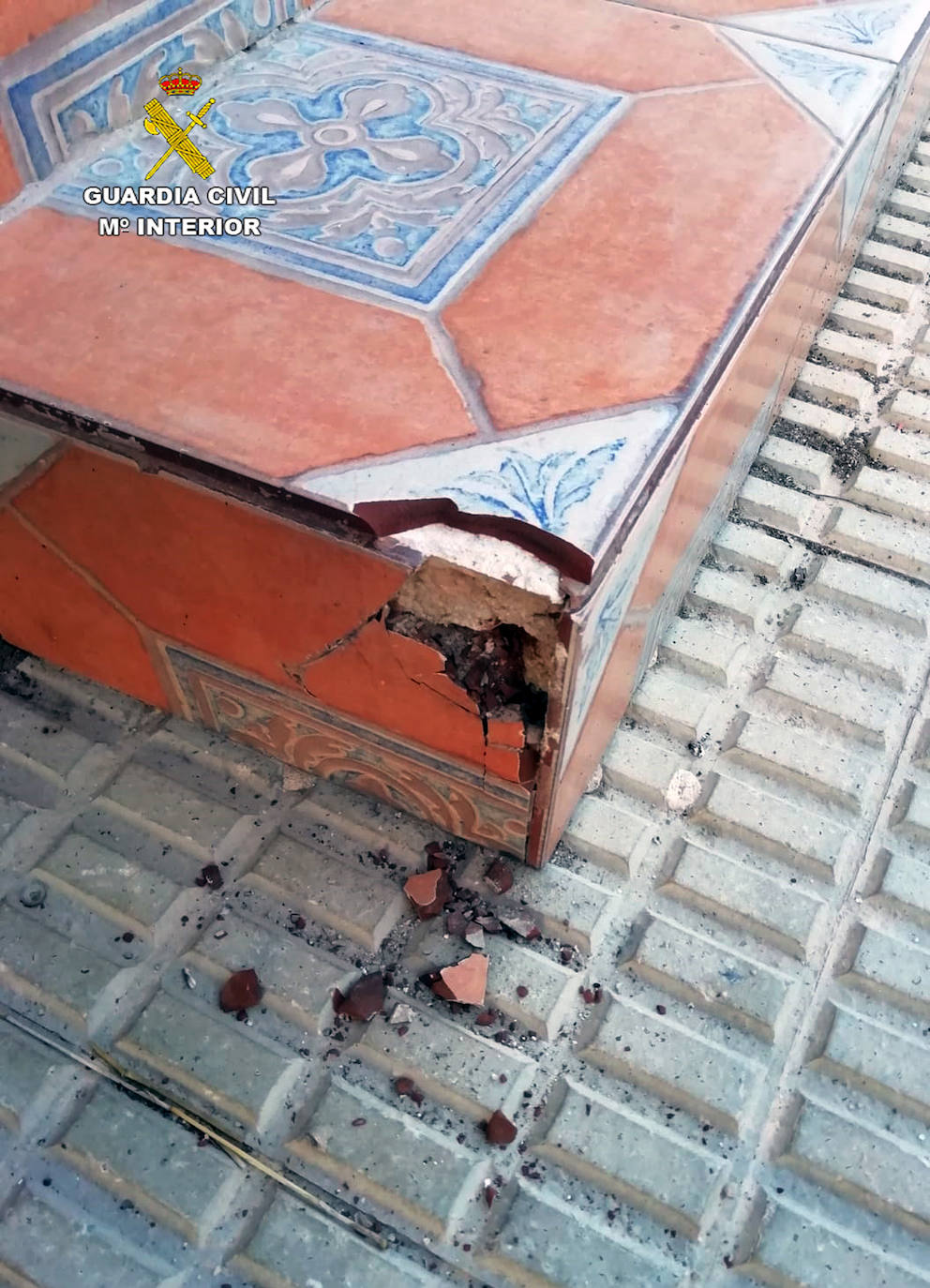 El estado en el que quedó el escalón tras el impacto de bala.