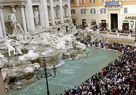 Turistas contemplan la Fontana di Trevi.
