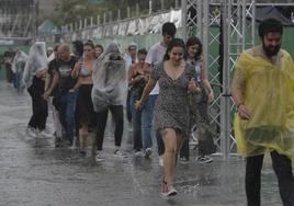 Asistentes al Warm Up que abandonaron el recinto por la lluvia.