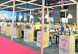Visitantes a la feria degustan los vinos de la DOP Jumilla.
