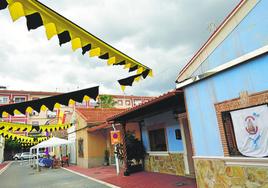 Calle de Vistabella engalanada por las fiestas.