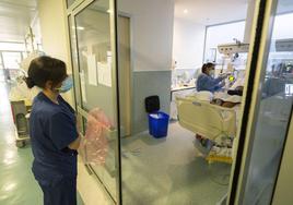 Imagen de archivo de personal sanitario en un hospital de Cartagena.