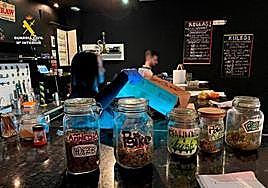 Los agentes durante la inspección en una de los locales.