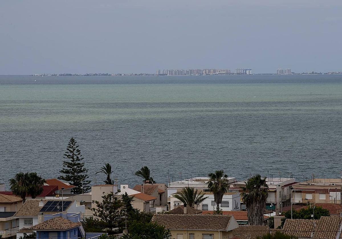 La mancha blanquecina frente a la desembocadura de la rambla del Albujón, desde el Carmolí.