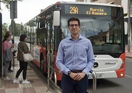 Roberto José Liñán, ante un autobús de la línea urbana de Murcia 29A, que conecta la ciudad con El Ranero.