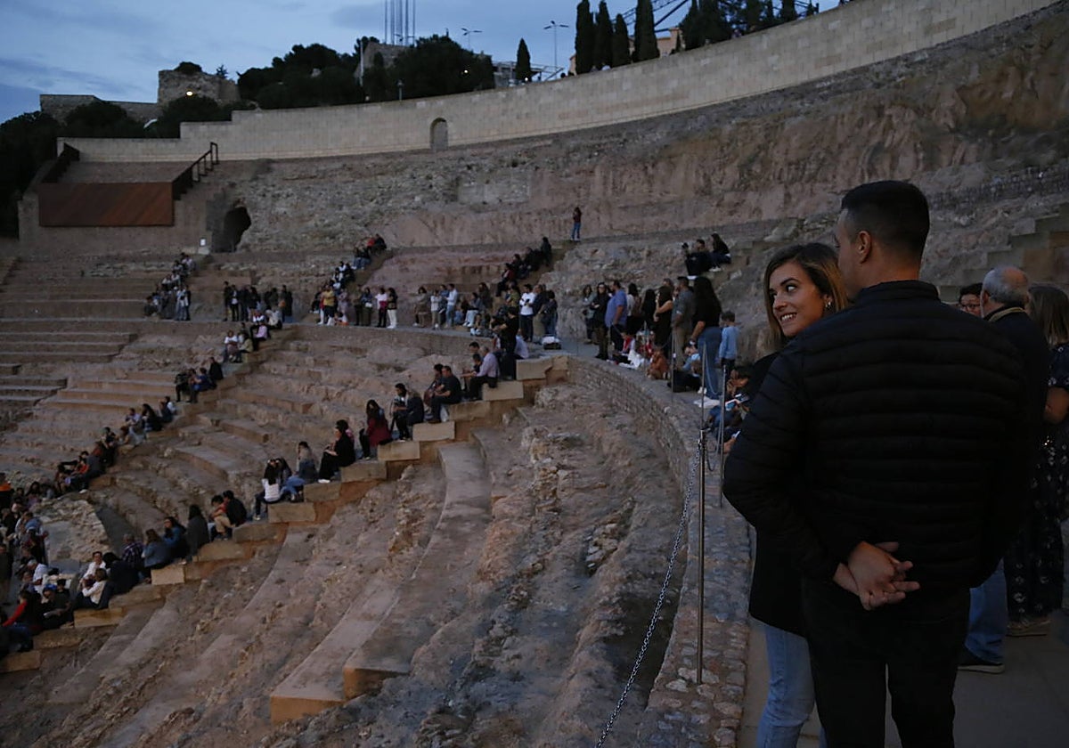 Una pareja se abraza durante su visita al Teatro Romano, en la Noche de los Museos.