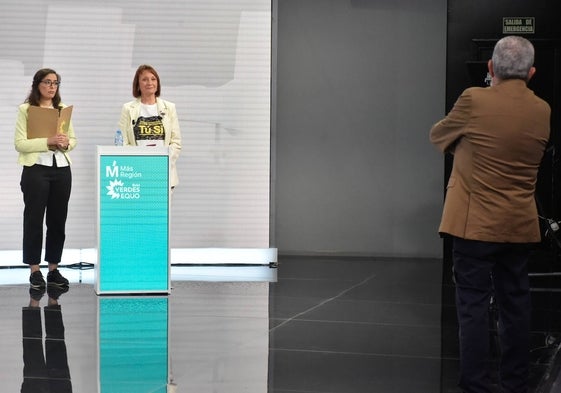 María Marín, de Podemos, se negó a dejar el atril a Helena Vidal, a su lado.