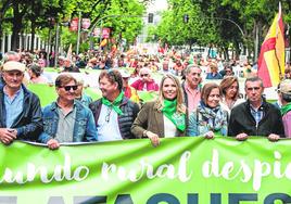 Adolfo García (1d) y Natalia Corbalán (3d), en la marcha de SOS Rural.