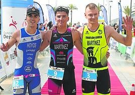 Salvador Martínez, en el centro, escoltado por José Antonio Hoyos y Raúl Martínez.