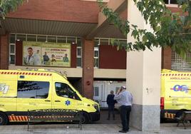 Imagen de archivo de dos ambulancias en La Arrixaca,