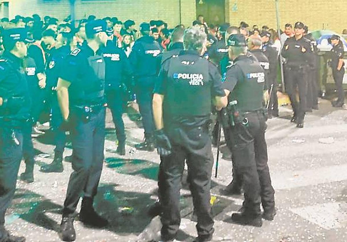 Agentes intervienen en una de las riñas, el pasado sábado.